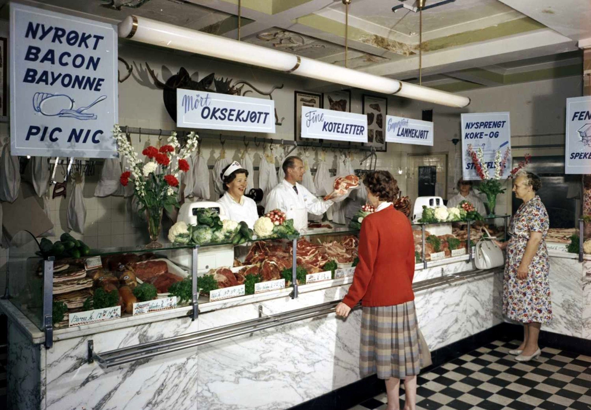 Ferskvaredisk med kjøtt i kolonialforretning, 1960-tallet