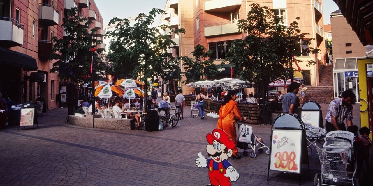 Mennesker og reklameplakater på Grønlands torg