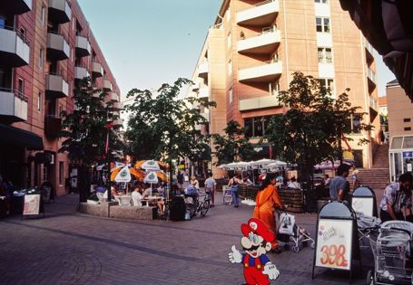 Mennesker og reklameplakater på Grønlands torg