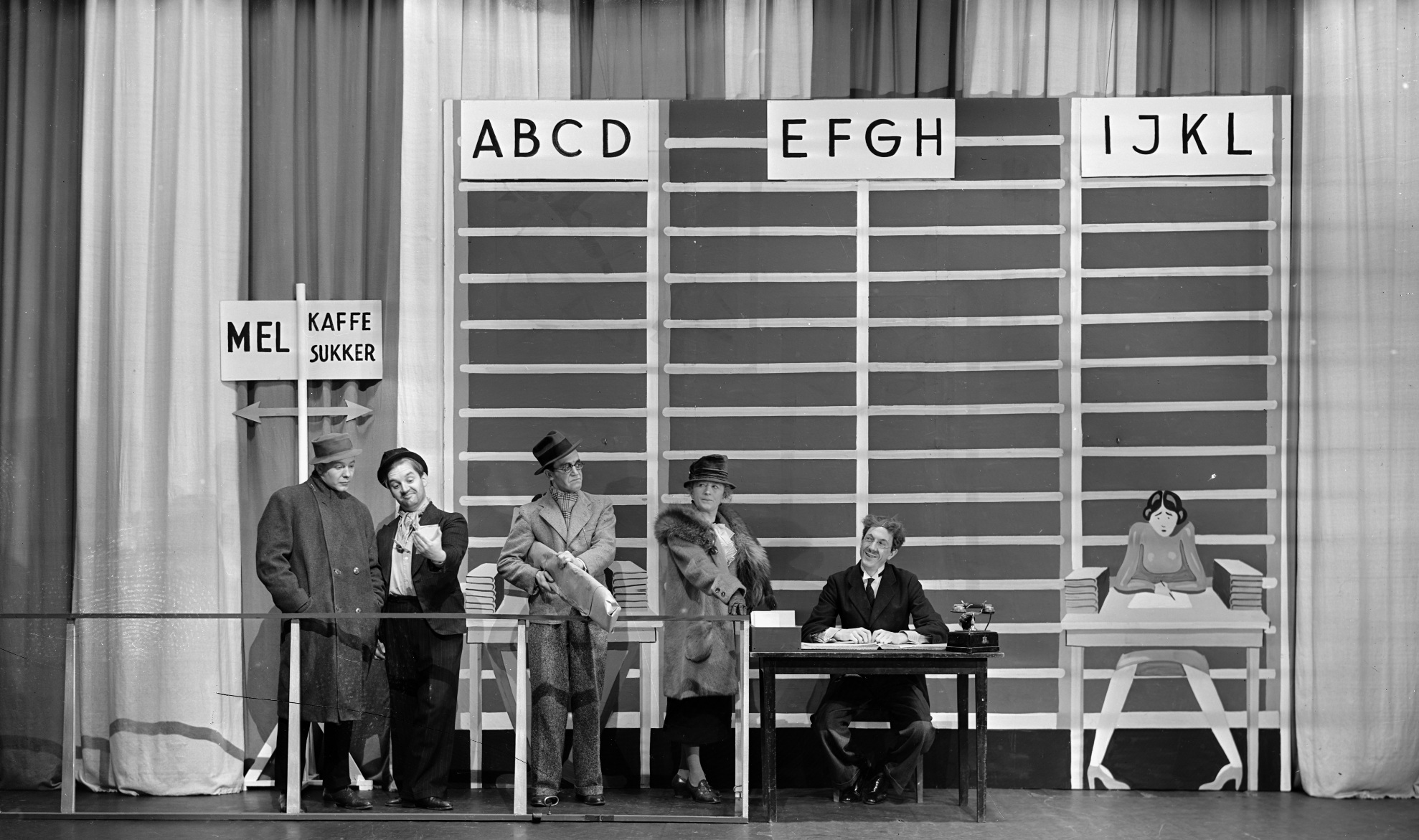 Revyartister på en scene