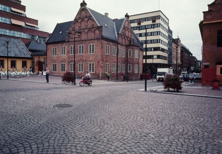 Gammelt teglsteinhus og åpen plass