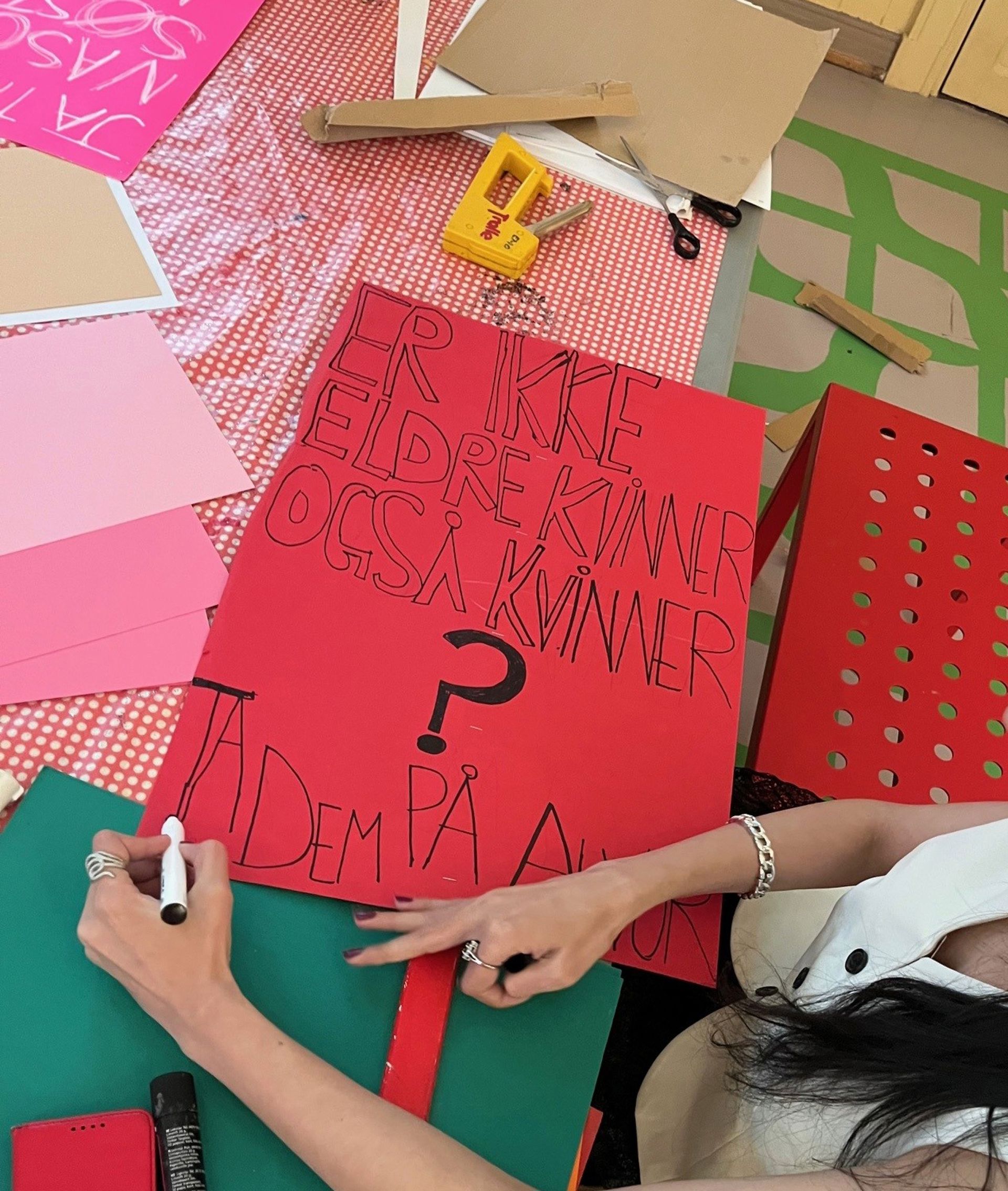 Plakat med teksten Er ikke eldre kvinner også kvinner? Ta dem på alvor