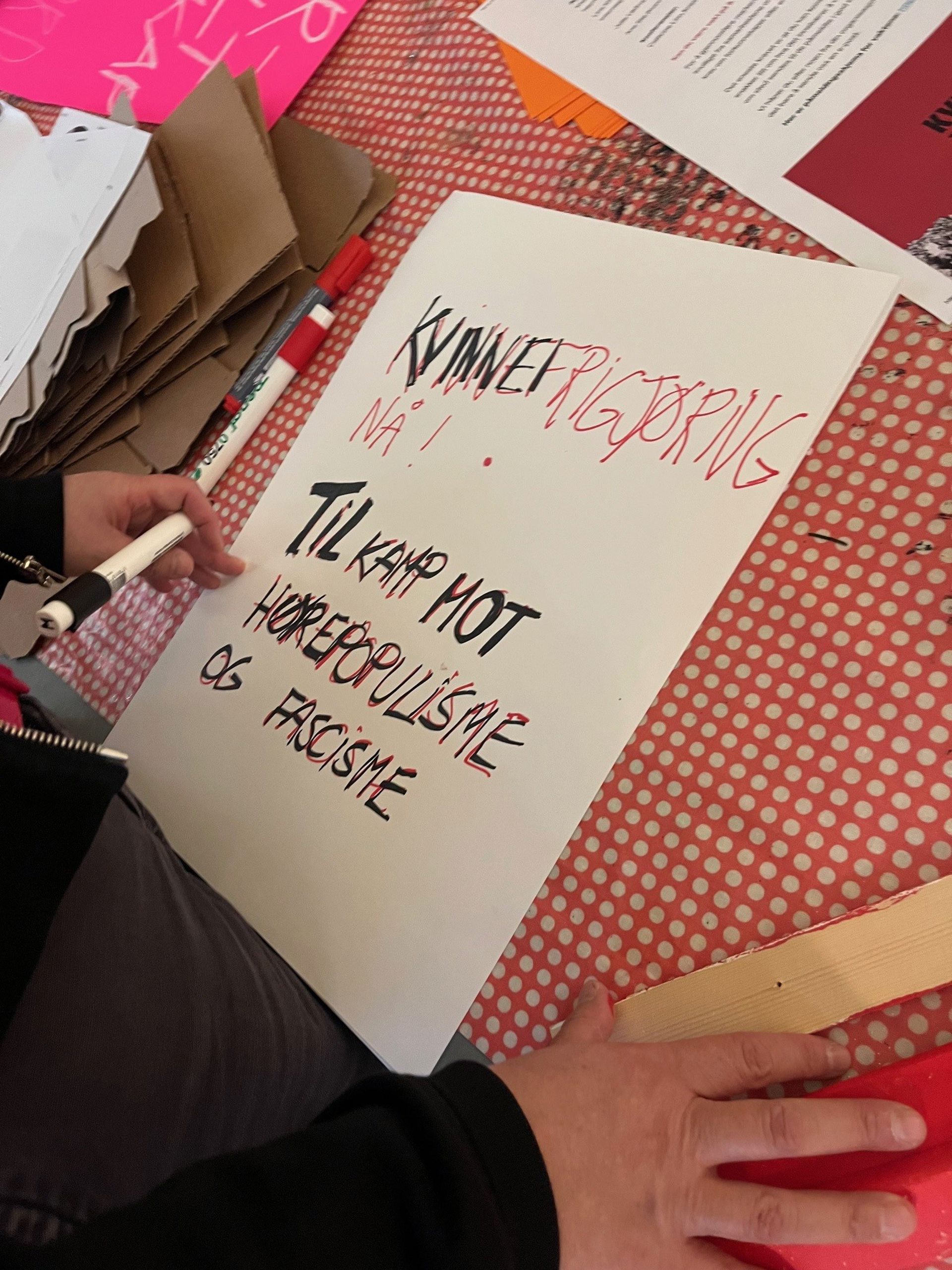 Plakat med teksten Kvinnefrigjøring nå! Til kamp mot høyrepopulisme og fascisme