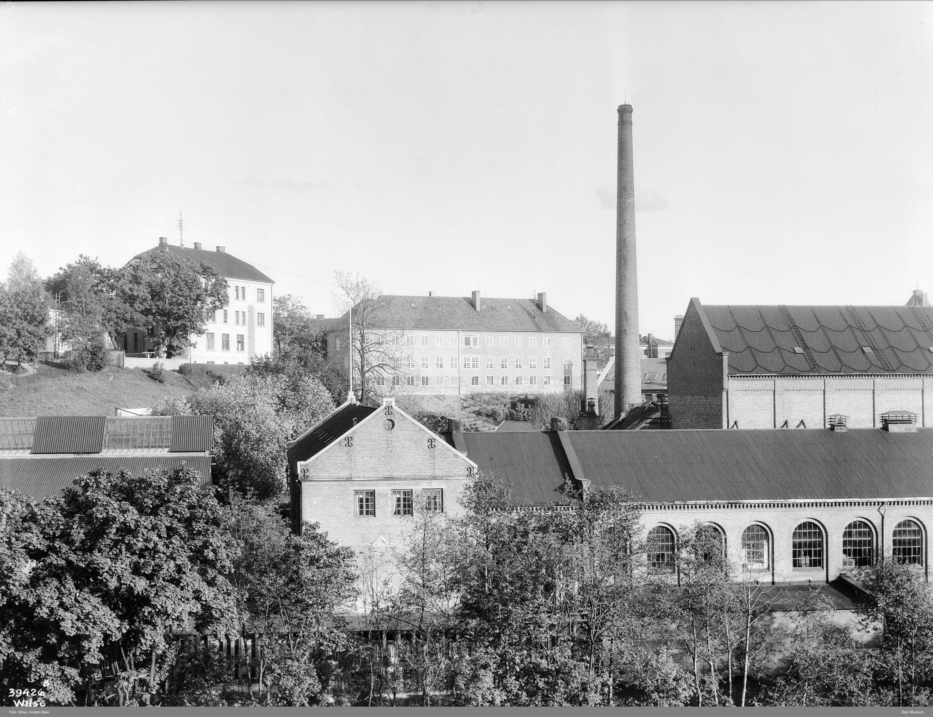 Sorthvitt-bilde av gamle fabrikkbygninger