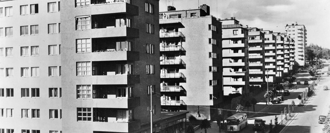 sort-hvitt av gate med en rekke funkisinspirerte blokker 