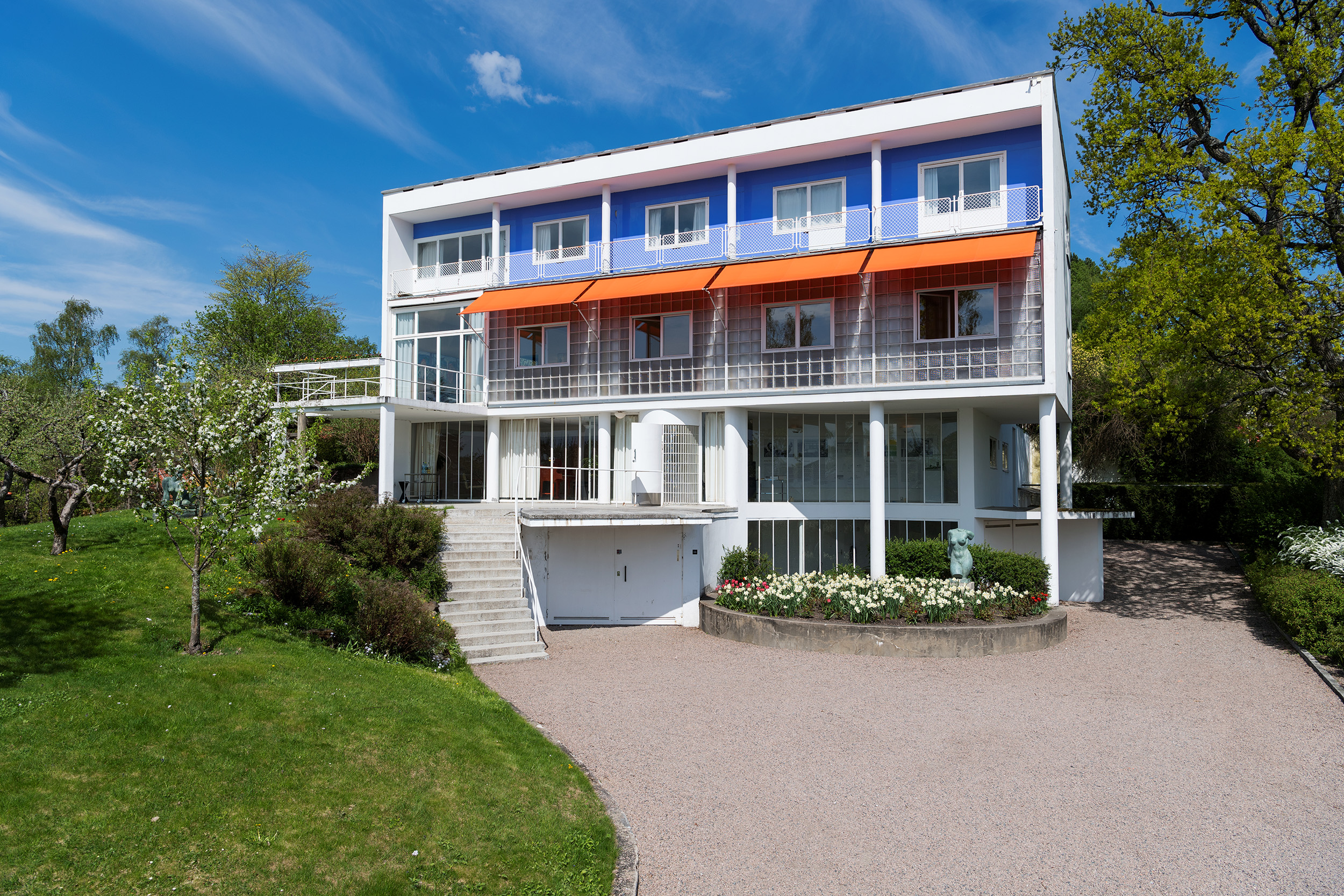 Blått, oransje og hvitt funkishus