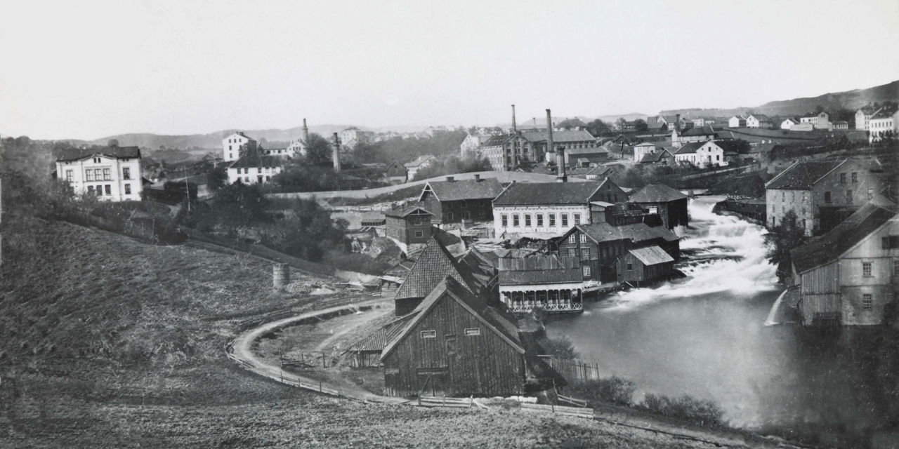 gamle fabrikkbygninger og trehus