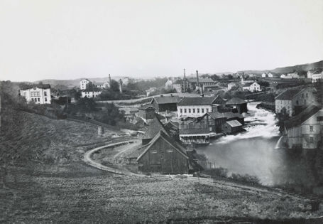 gamle fabrikkbygninger og trehus