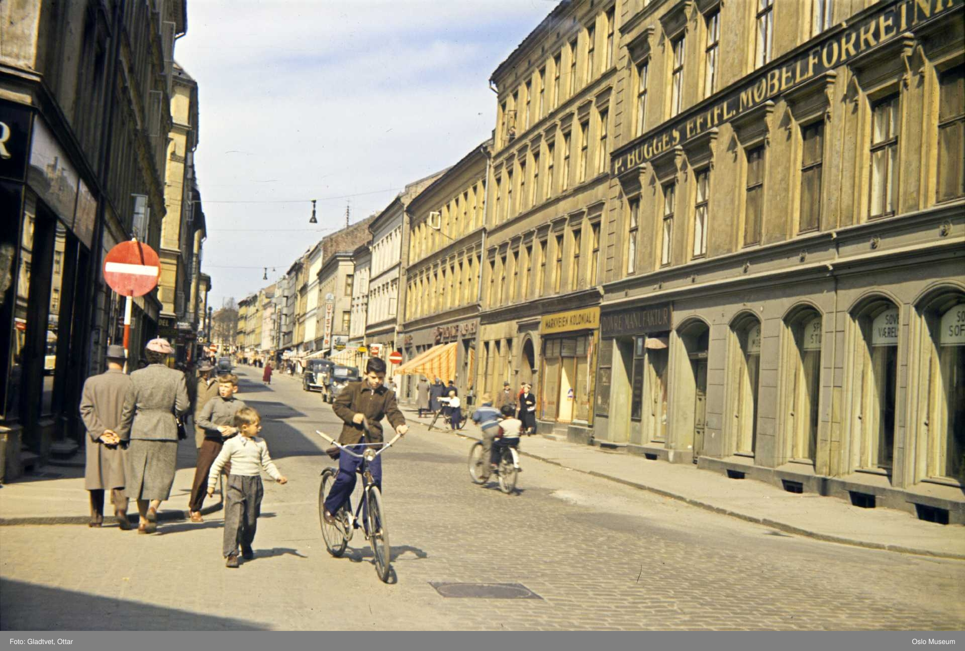 brosteinsgate med bygårder og folk som sykler og går i gata