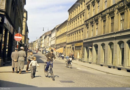 brosteinsgate med bygårder og folk som sykler og går i gata