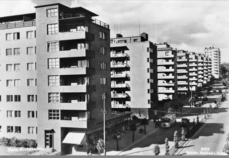 sort-hvitt av gate med en rekke funkisinspirerte blokker 