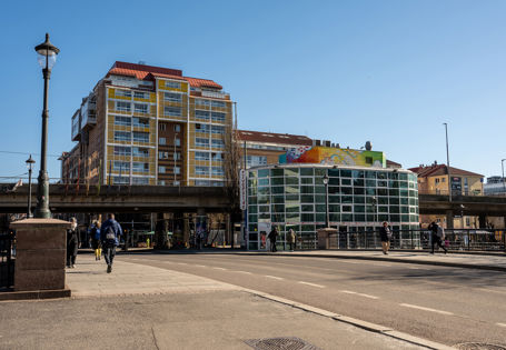 Fra Grønland i Oslo, vei med kontorbygninger i bakgrunnen