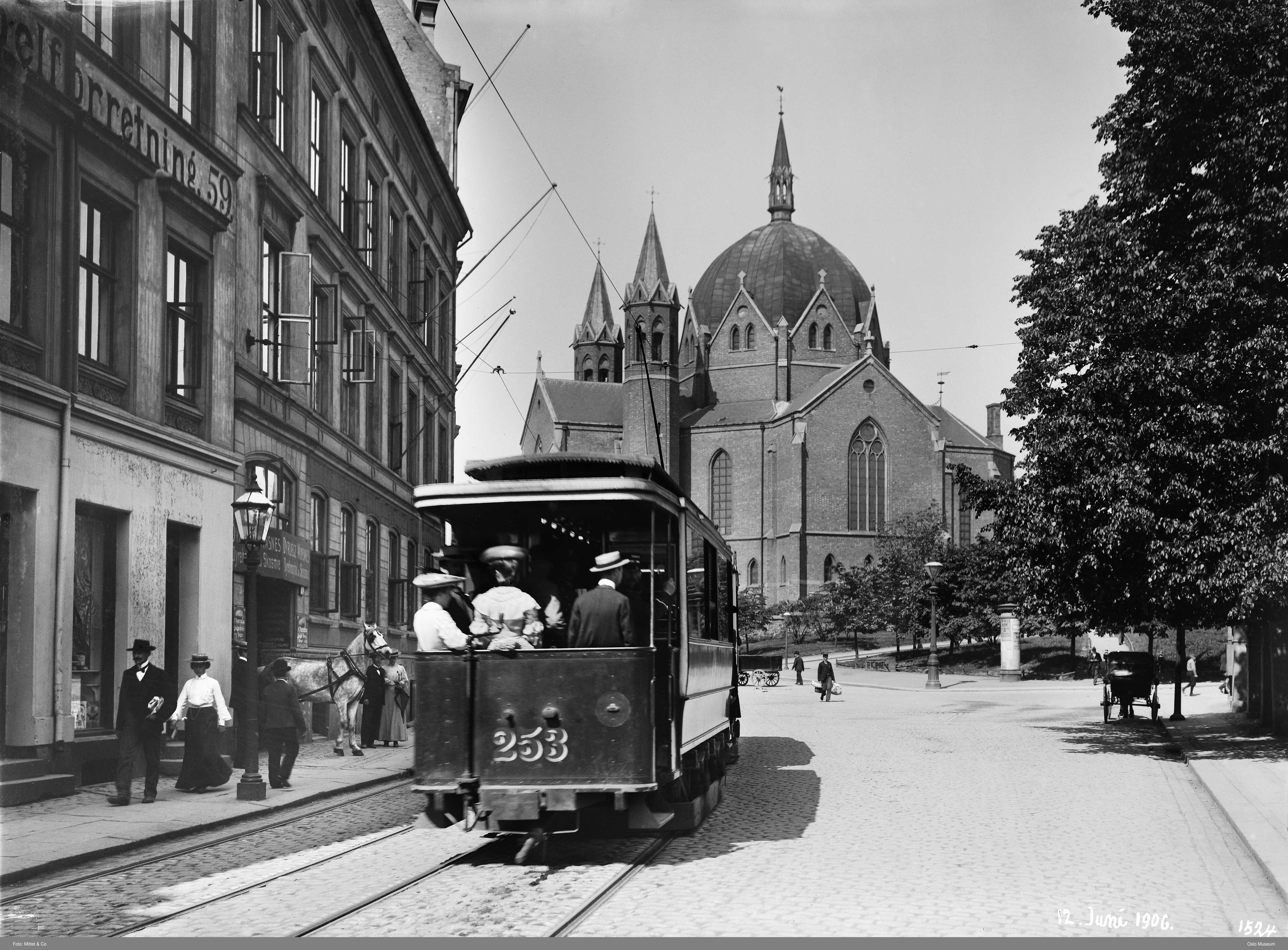 gammel åpen trikk mot en stor kirke