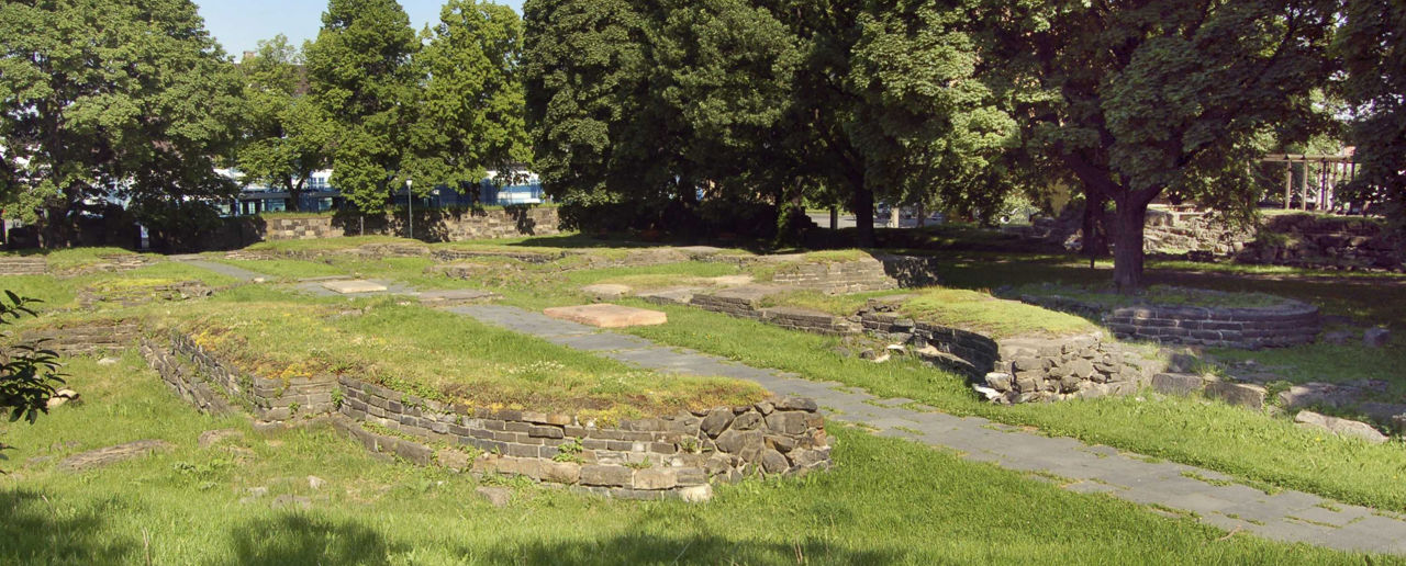 Ruiner etter bygninger i en park