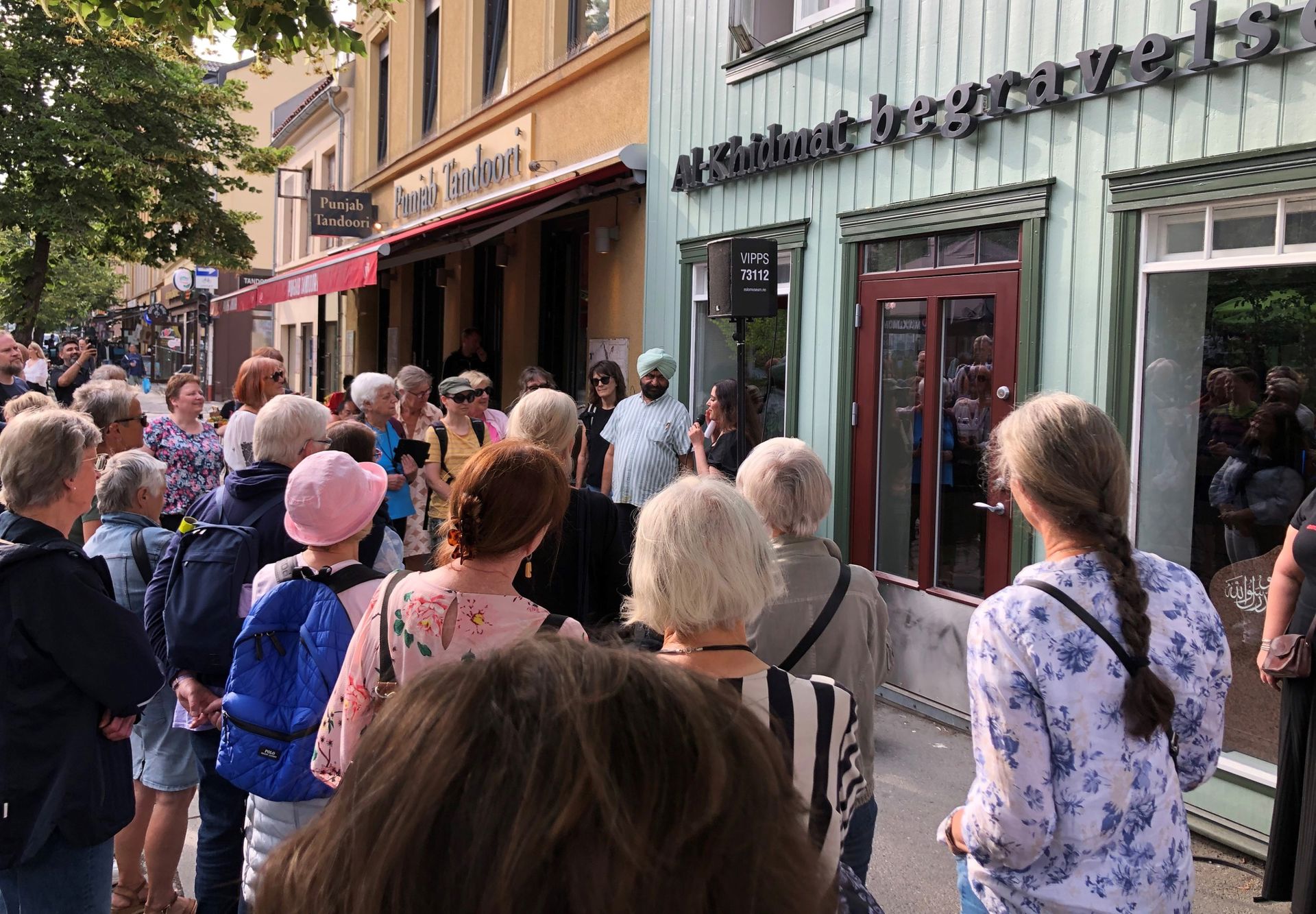 En gruppe mennesker hører på en guide på Grønland.