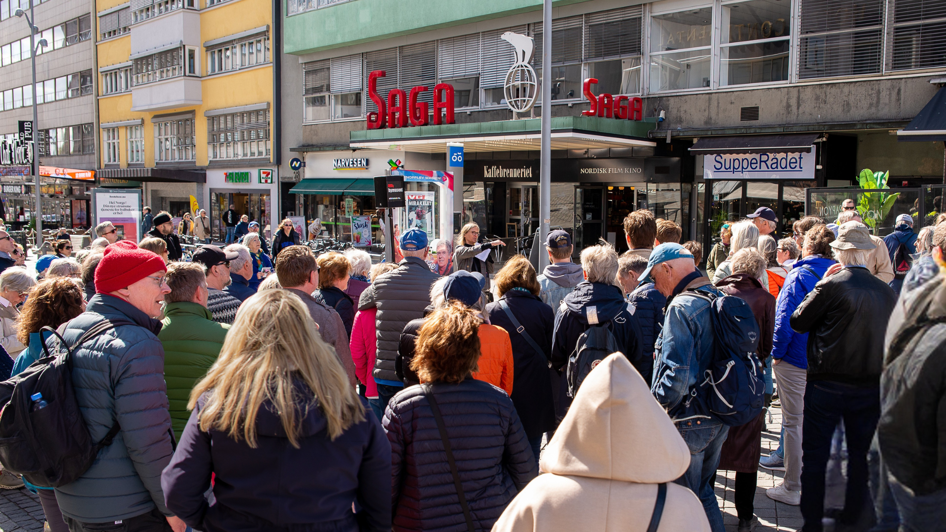 folkemengde utenfor saga kino