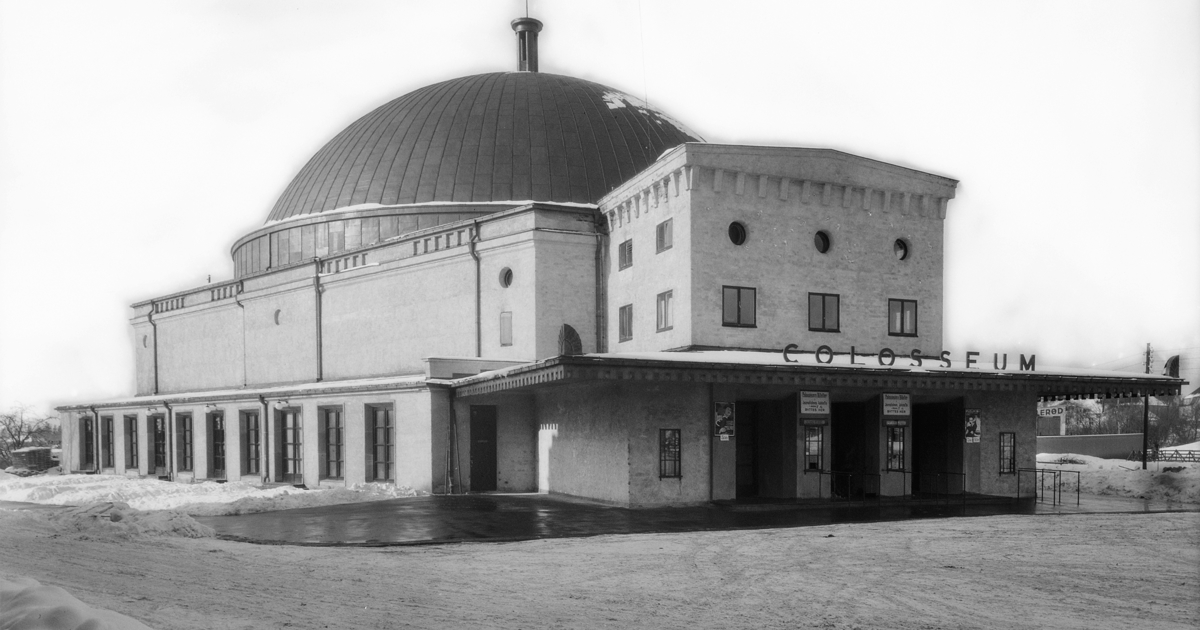 stor bygning med kuppeltak