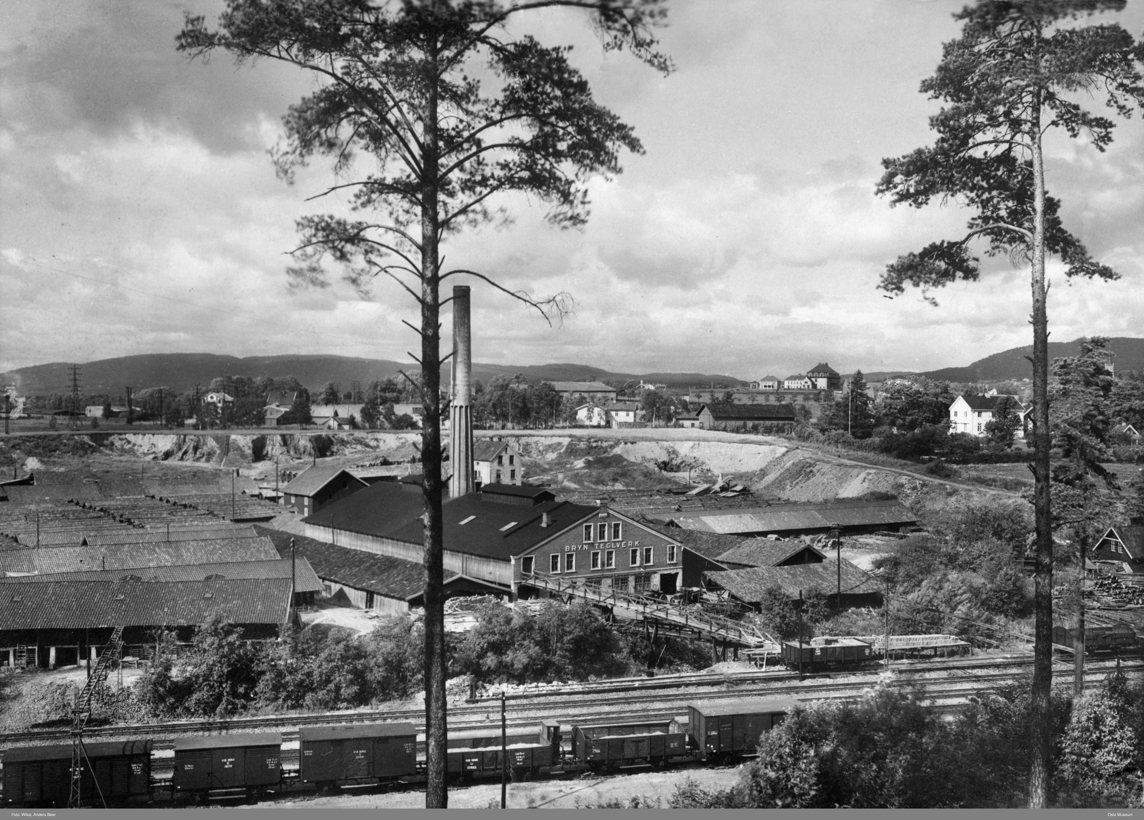 Fabrikkbygning i landskap