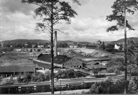 Fabrikkbygning i landskap