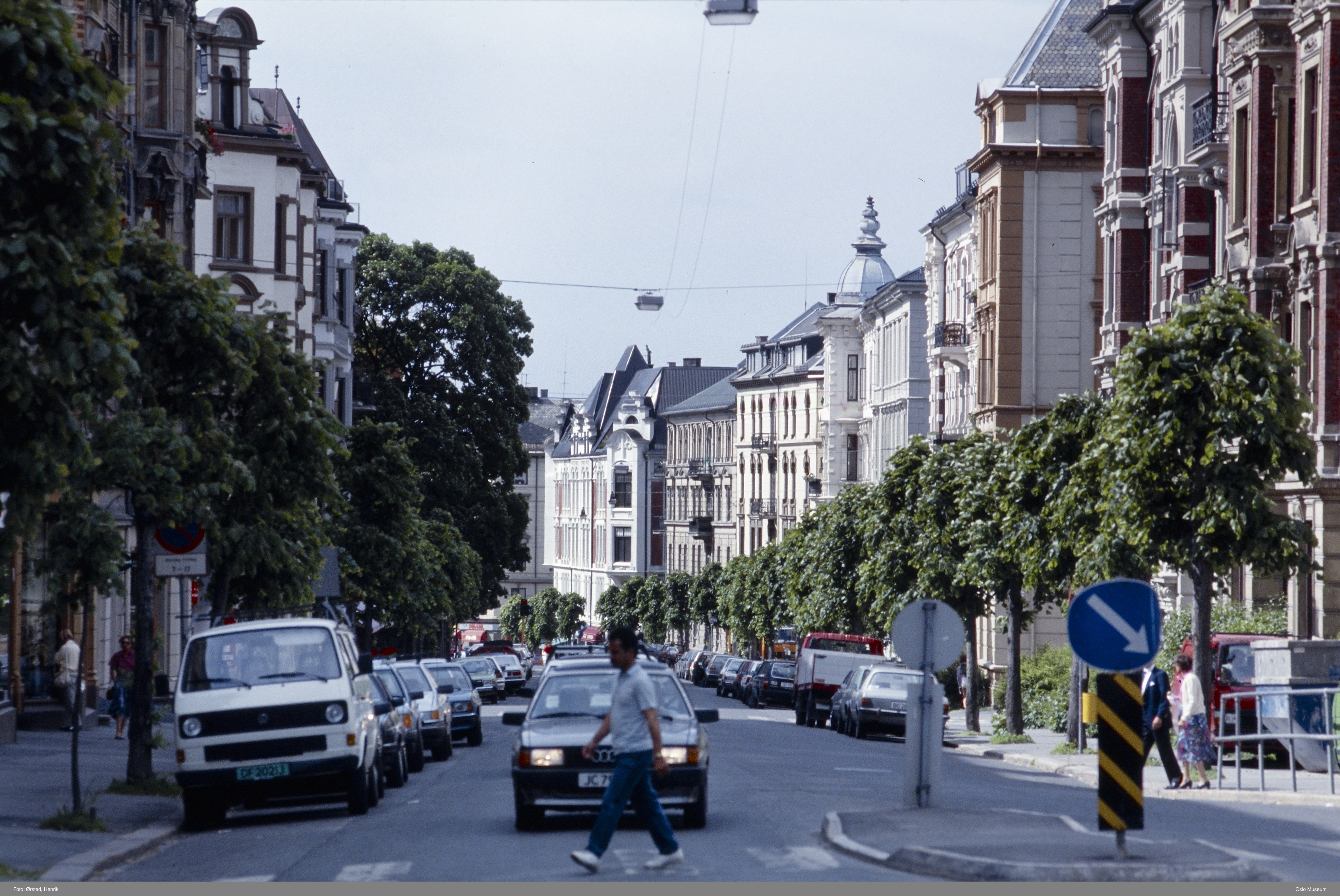 gateløp med biler og boligbygninger på hver side