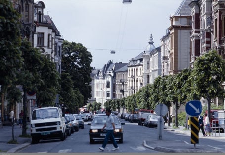 gateløp med biler og boligbygninger på hver side