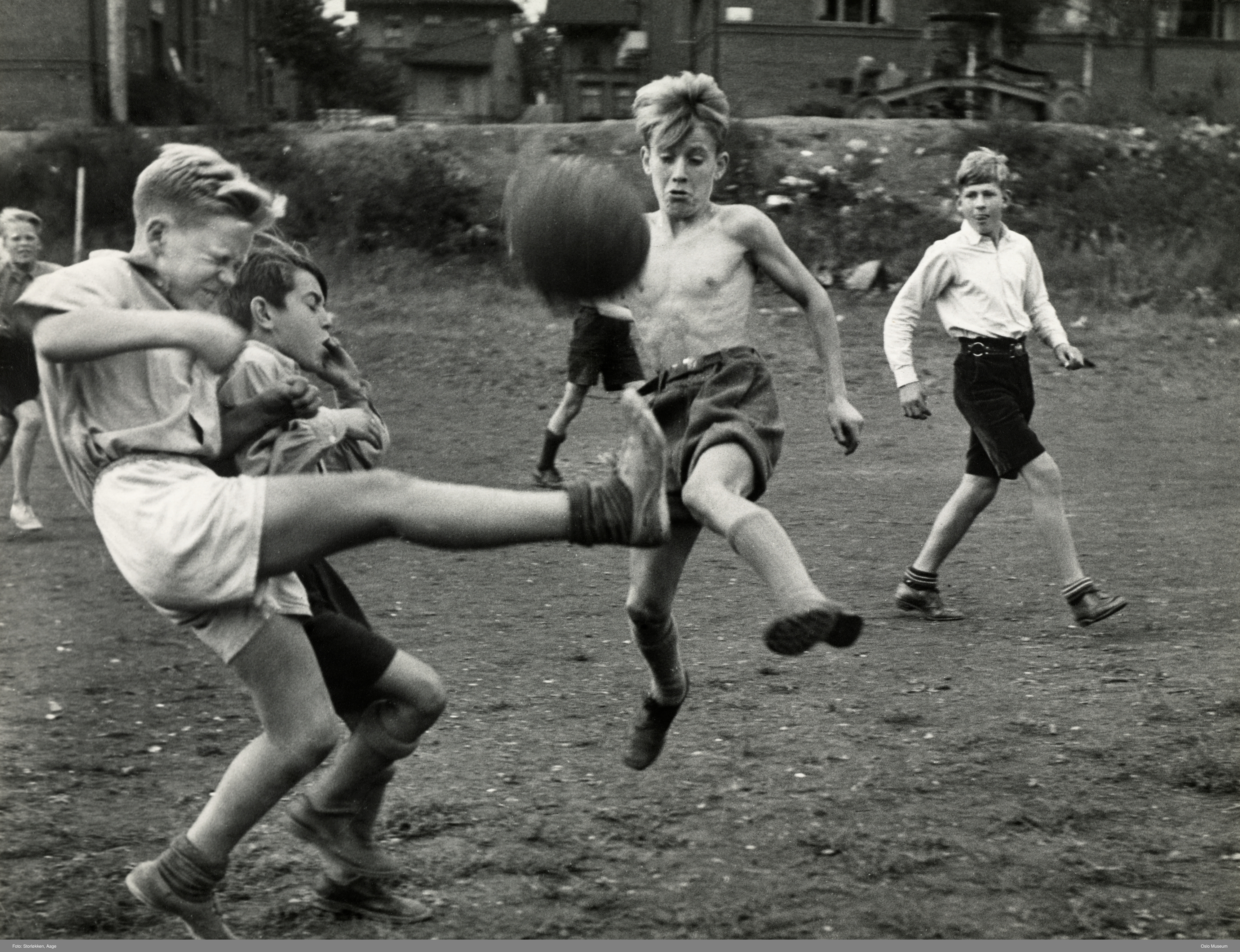 Gutter som sparker fotball