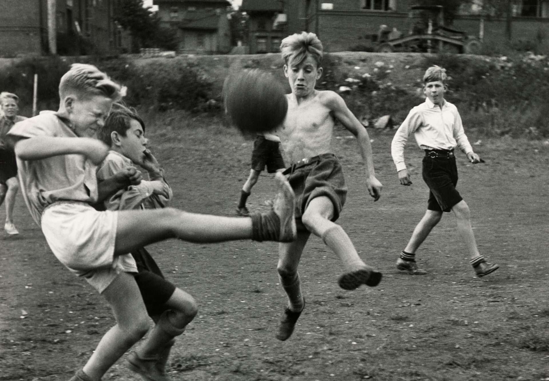 Gutter som sparker fotball