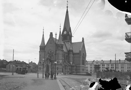Sort-hvitt av en stor kirke