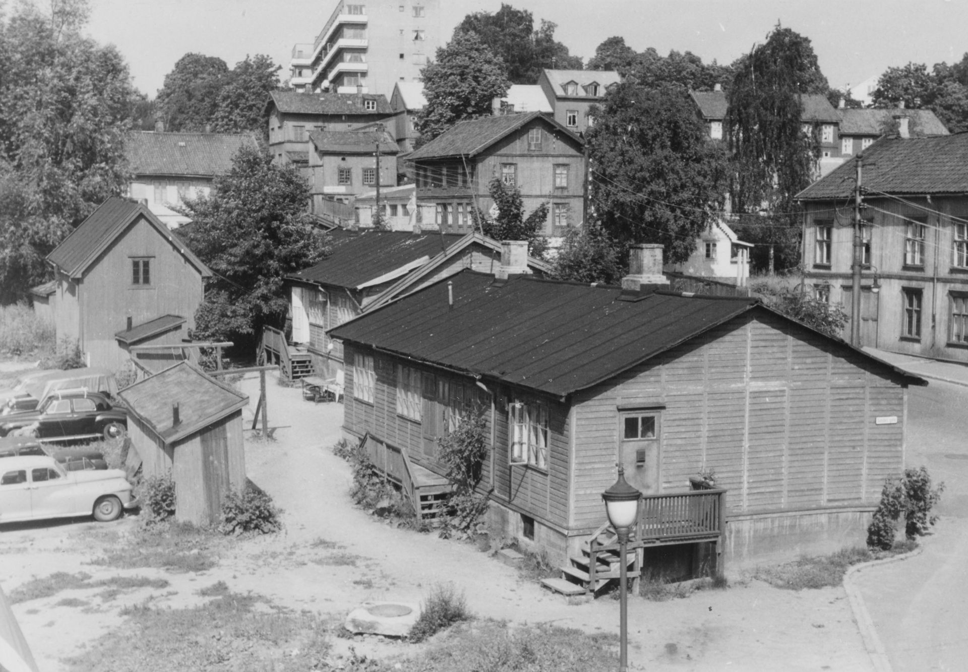 Sort-hvitt av store trehus og trebebyggelse