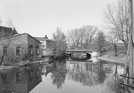 Akerselva med bygninger og bro