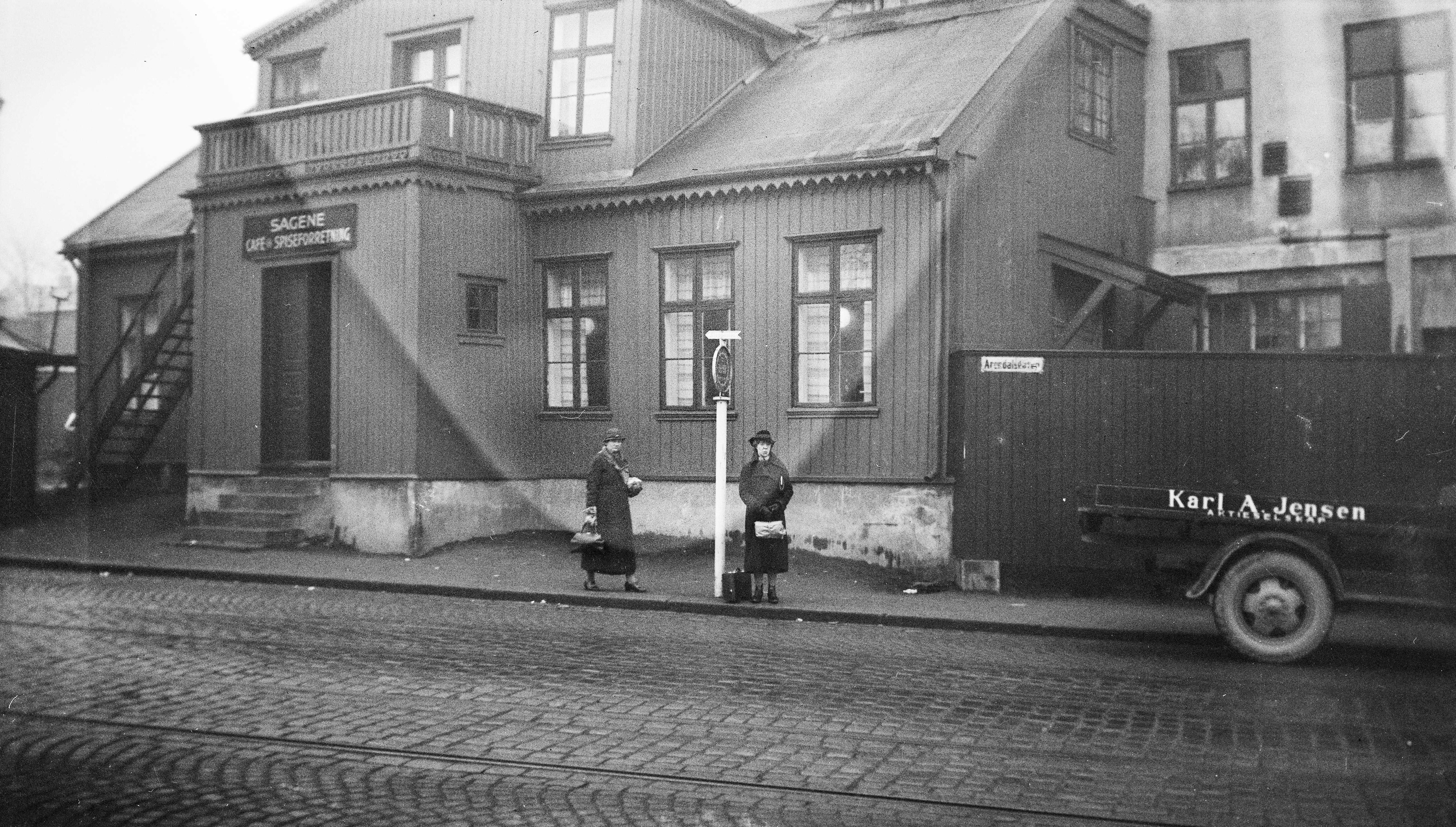 trehus med skiltet sagene cafe og spiseforretning