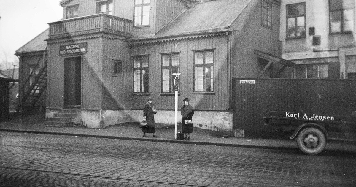 trehus med skiltet sagene cafe og spiseforretning