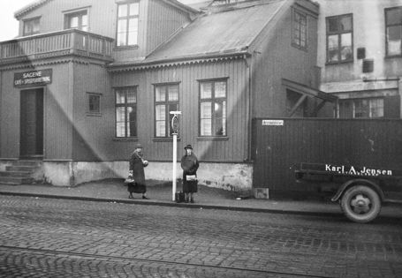 trehus med skiltet sagene cafe og spiseforretning