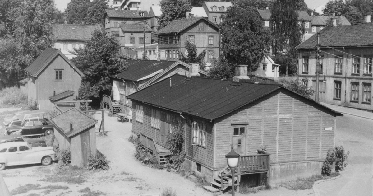 Sort-hvitt av store trehus og trebebyggelse