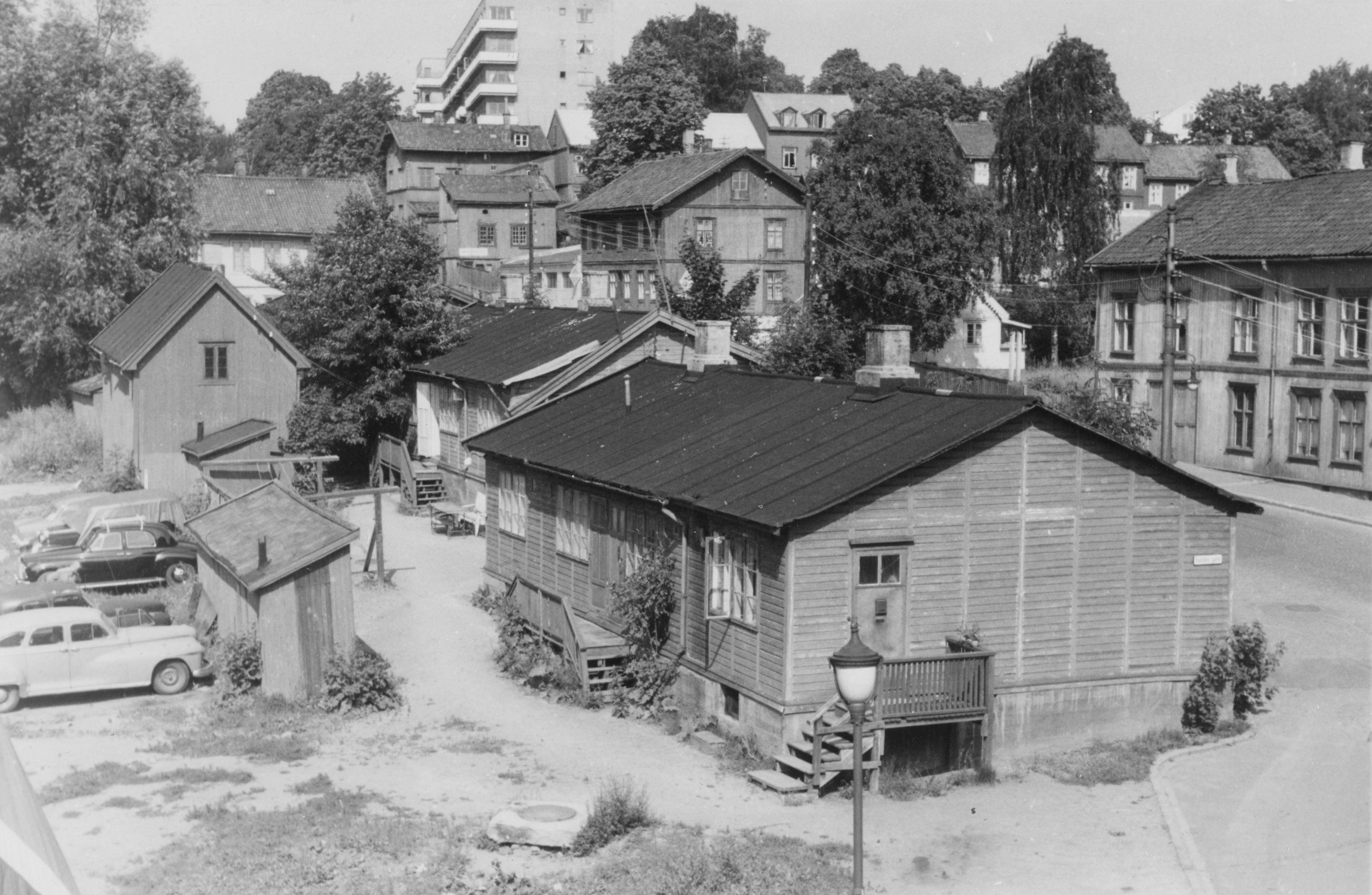 Sort-hvitt av store trehus og trebebyggelse