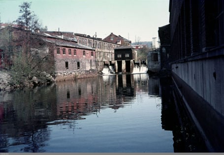 Elv med demning og murbygg rundt