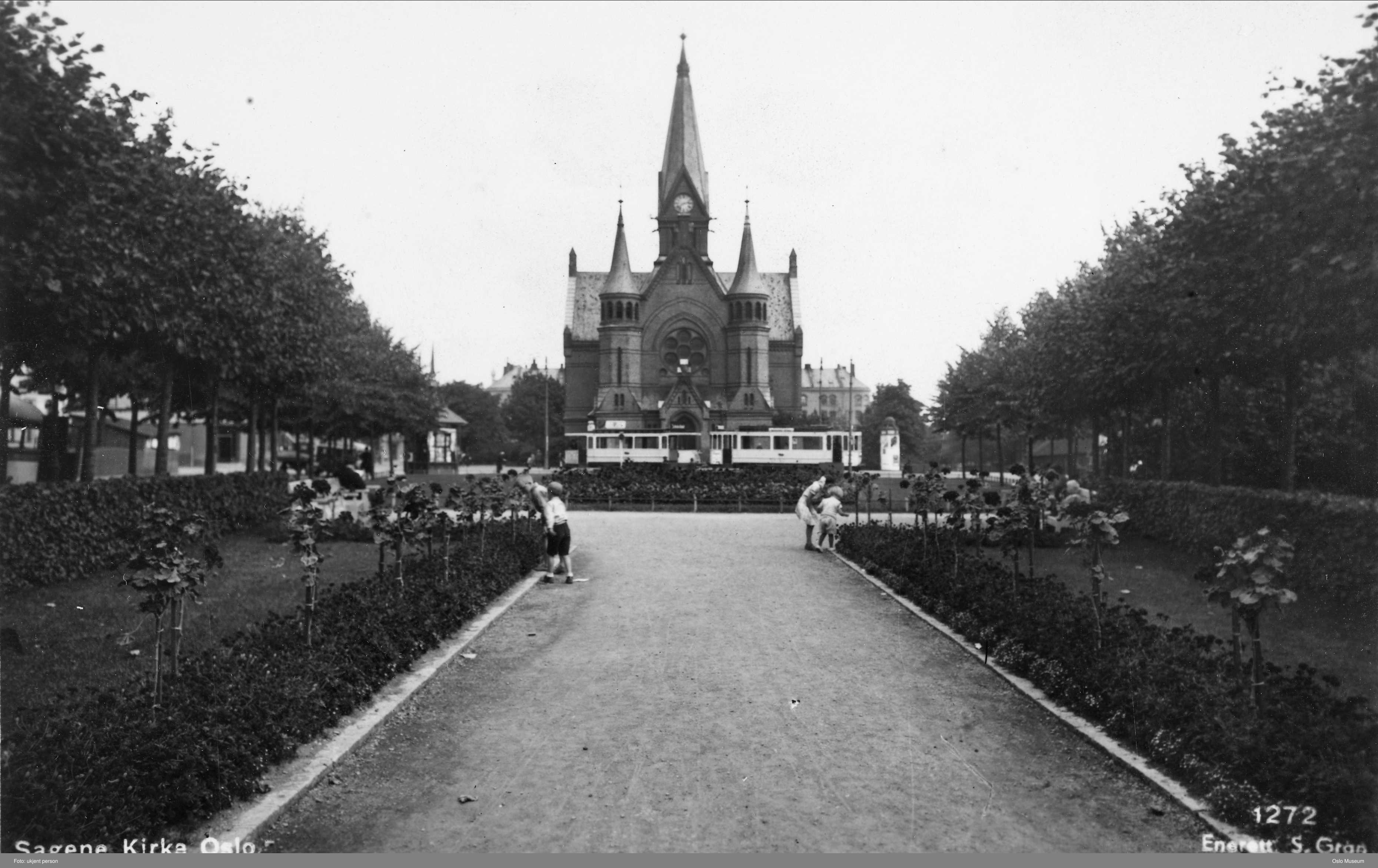 sorthvitt av symmetrisk park med trær på begge sider og en stor kirke i midten 