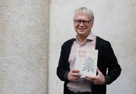 Geir Thomas Risåsen poserer med boken GOD JUL