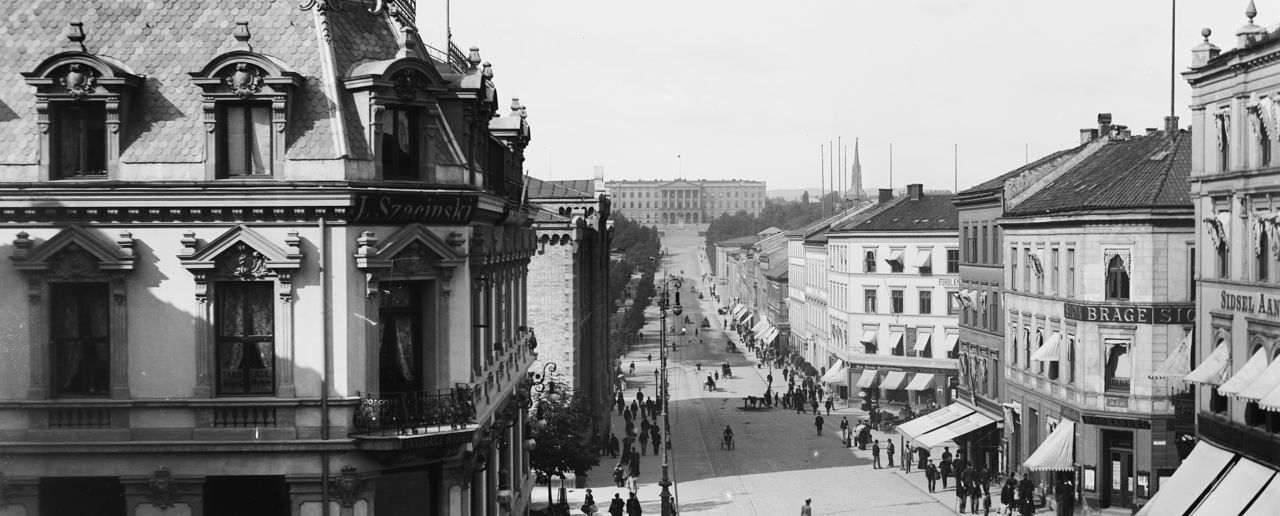 gate som leder opp mot slottet med bygninger på hver side 