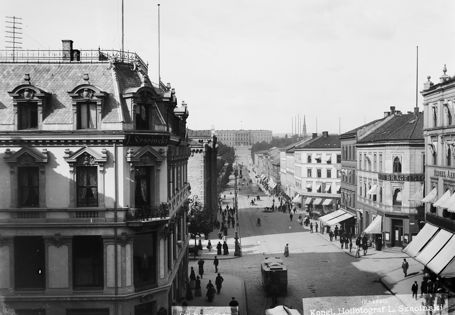gate som leder opp mot slottet med bygninger på hver side