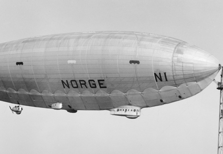 Stort luftskip med skriften NORGE