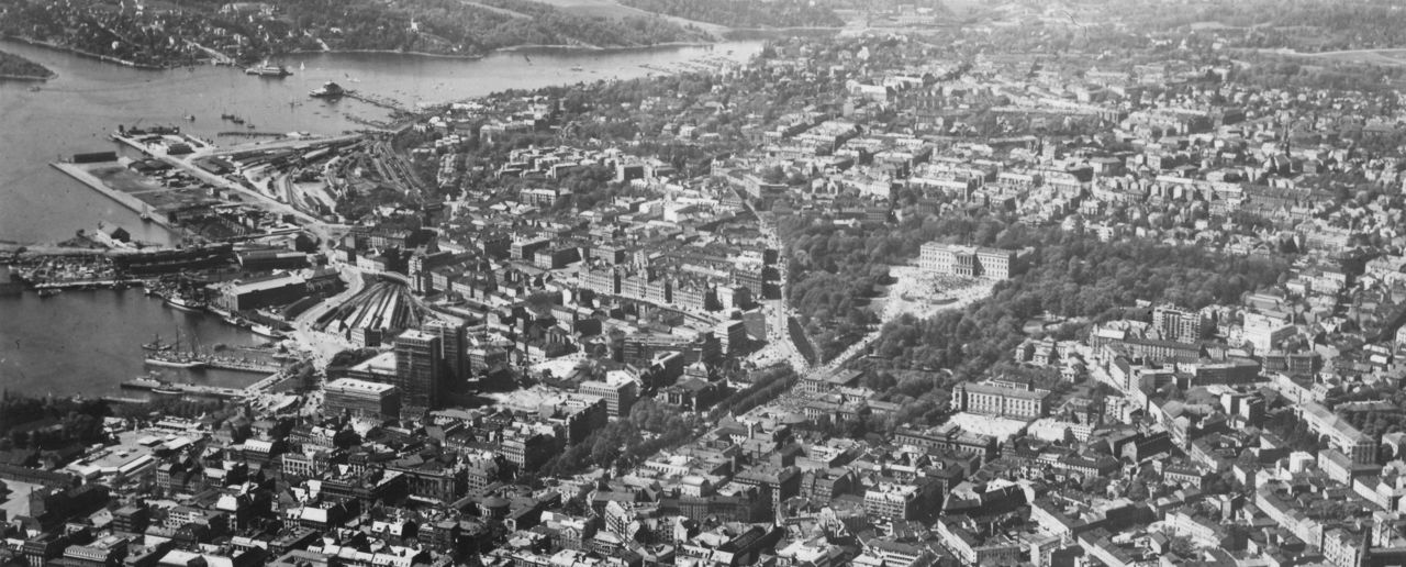 Svart-hvitt flyfoto av Oslo