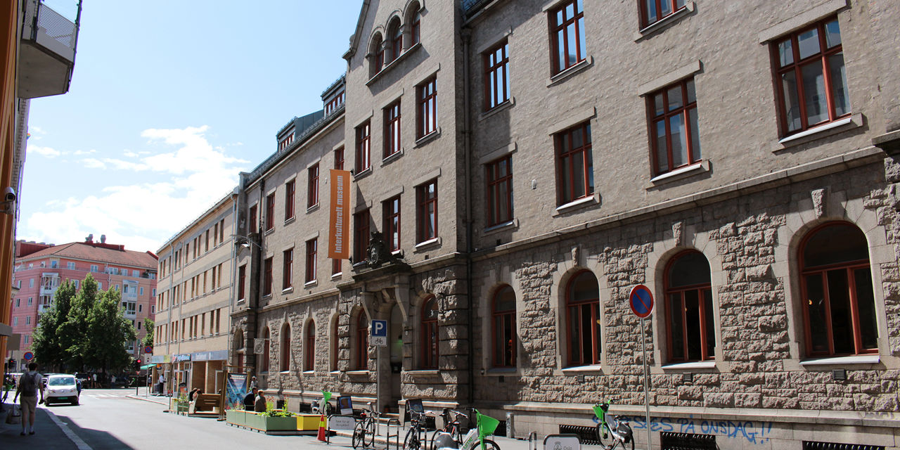 Fasaden til Interkulturelt Museum på en solfylt dag.