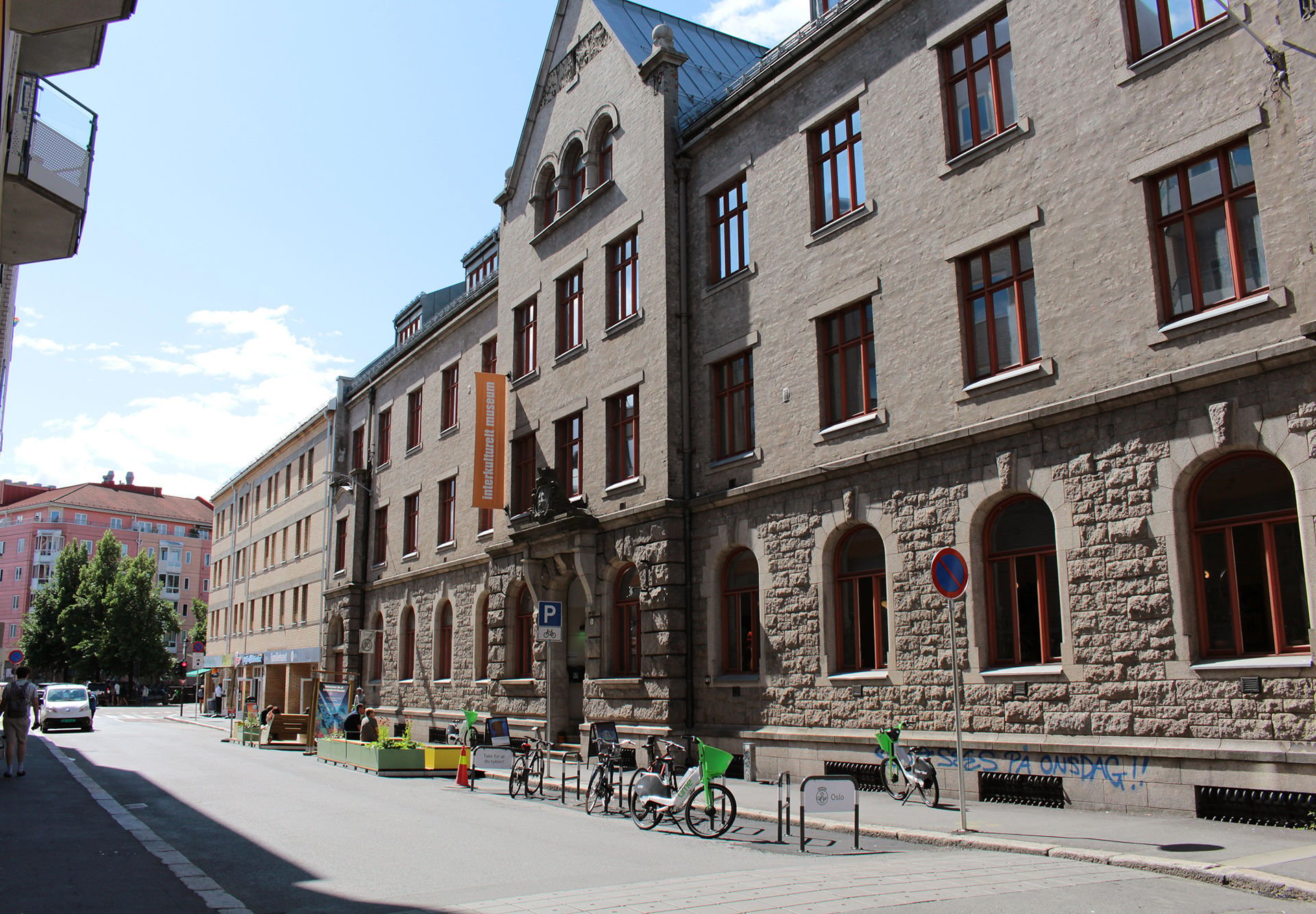 Fasaden til Interkulturelt Museum på en solfylt dag.