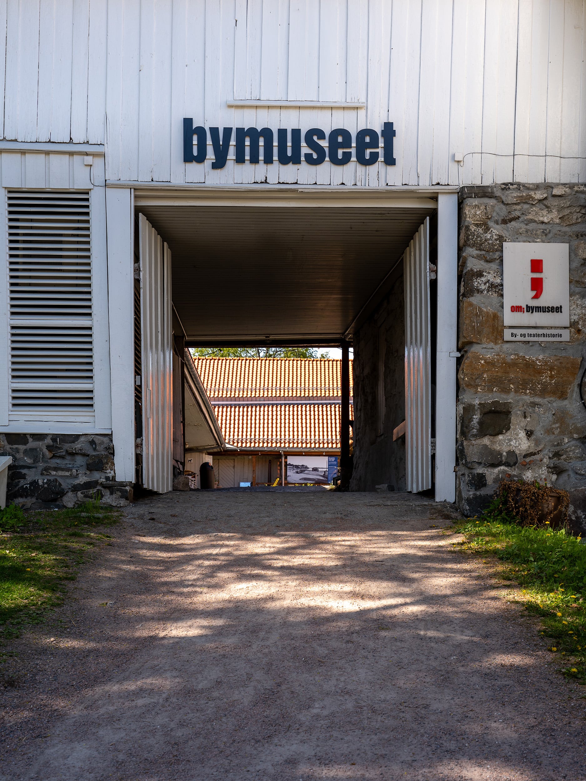 inngangsport med bakke