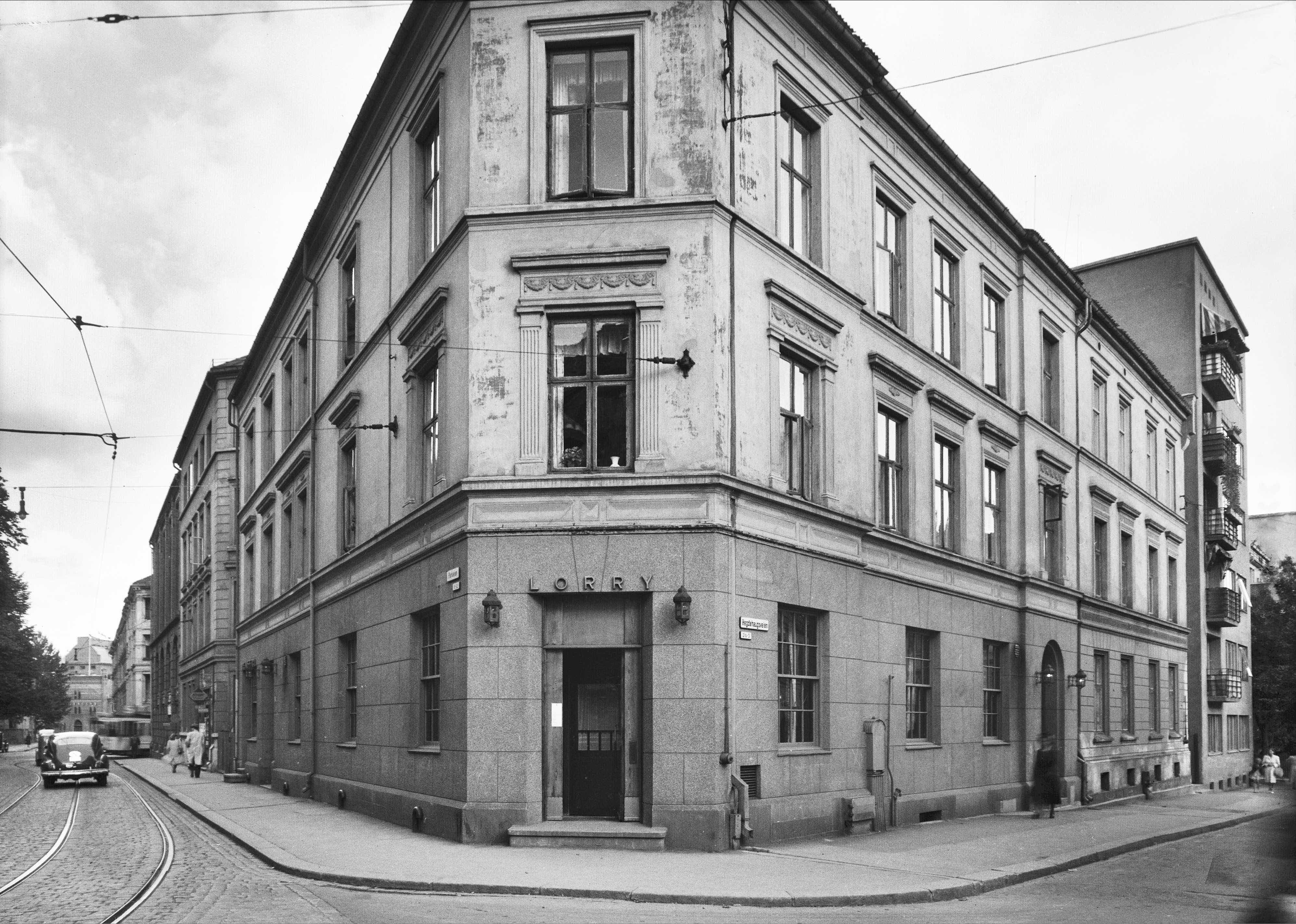 The townhouse with Lorry restaurant and Parkveien with cars