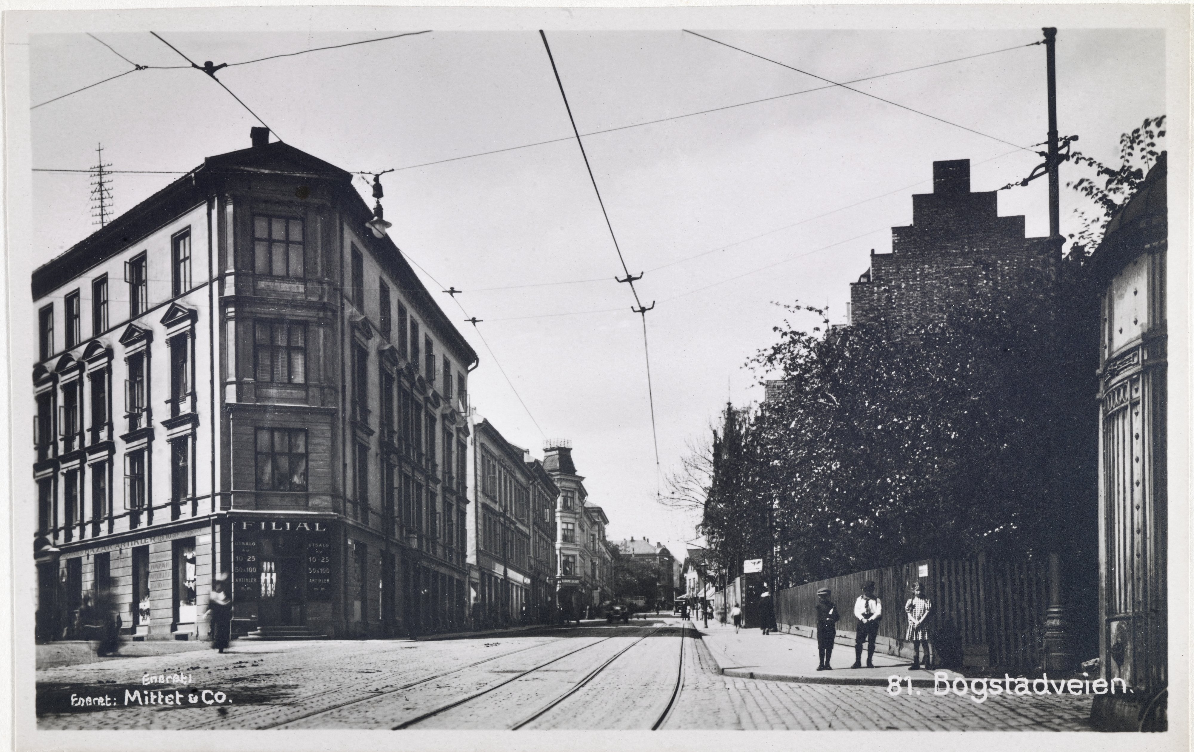 Gate med byg&aring;rder og trikkeskinner