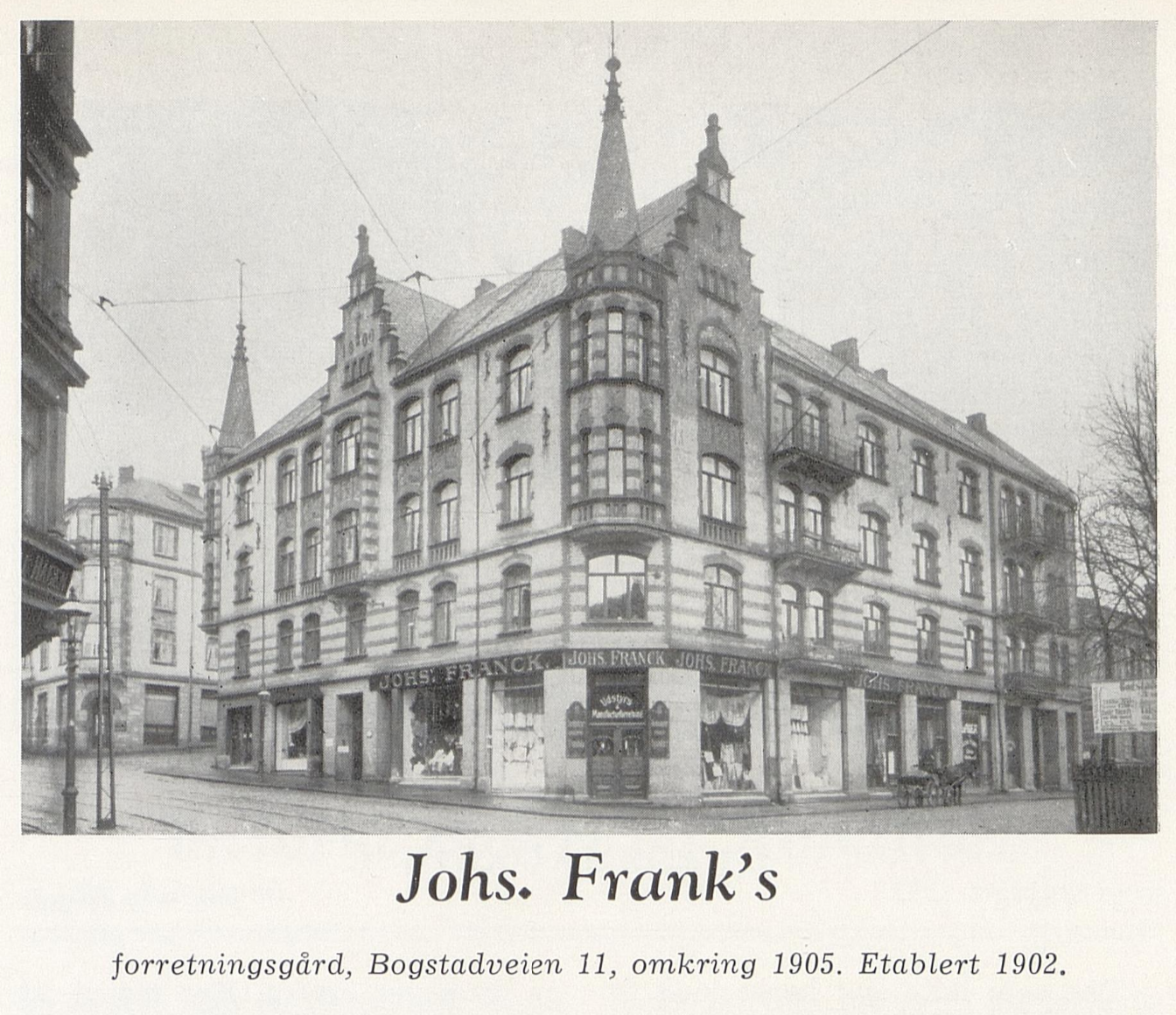 Stort bygg med forretningen Johs. Frank's i underetasjen