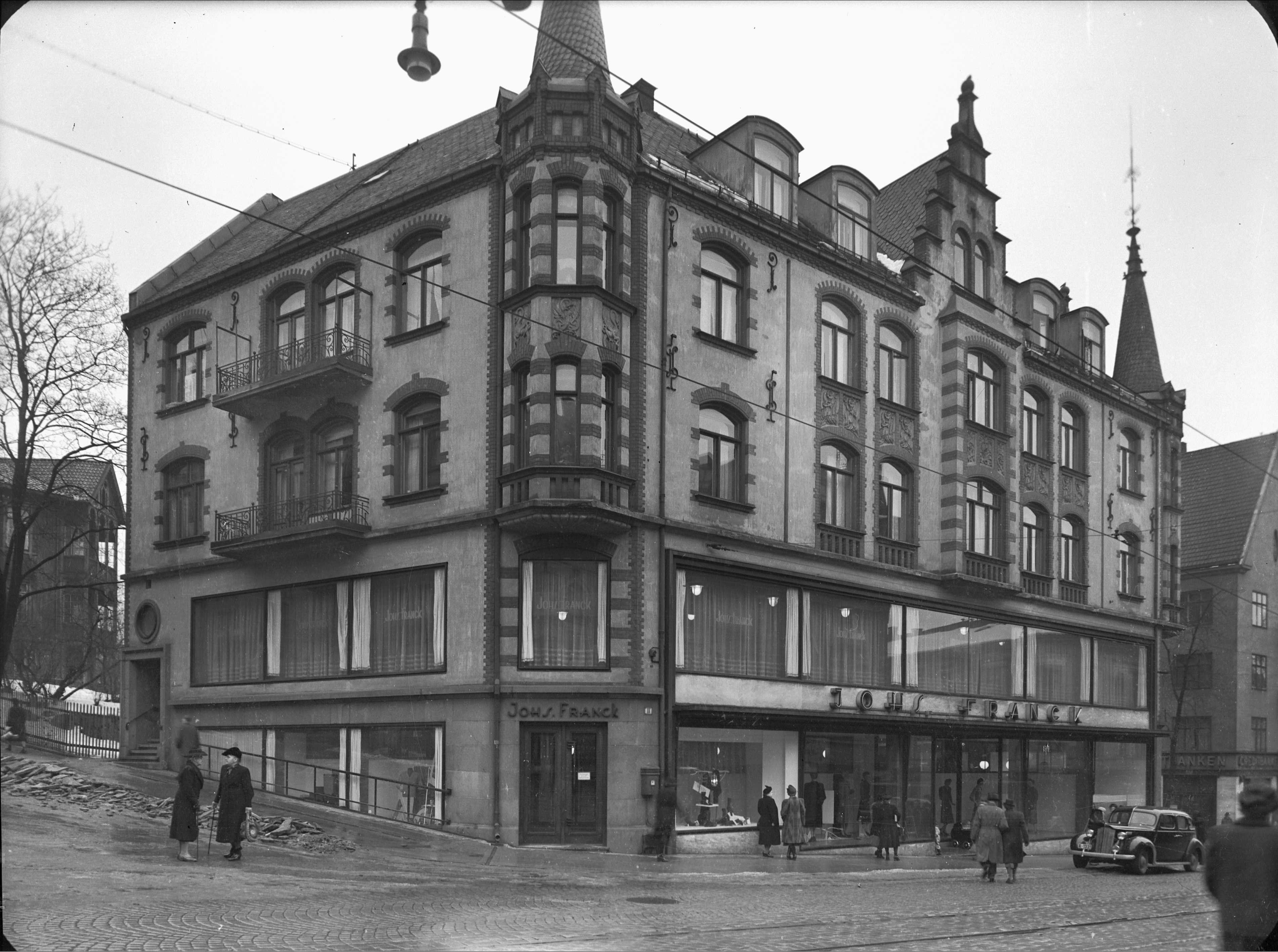 Bygning med forretning i f&oslash;rste etasje
