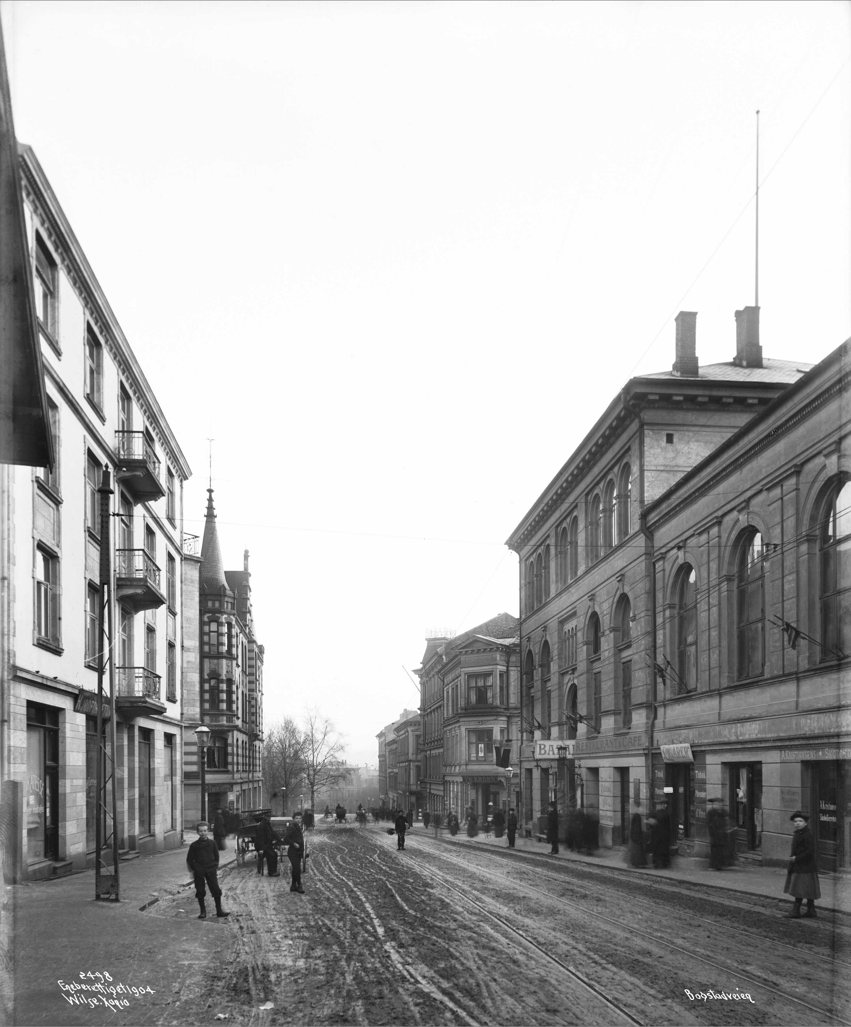 Bogstadveien with apartment buildings and people